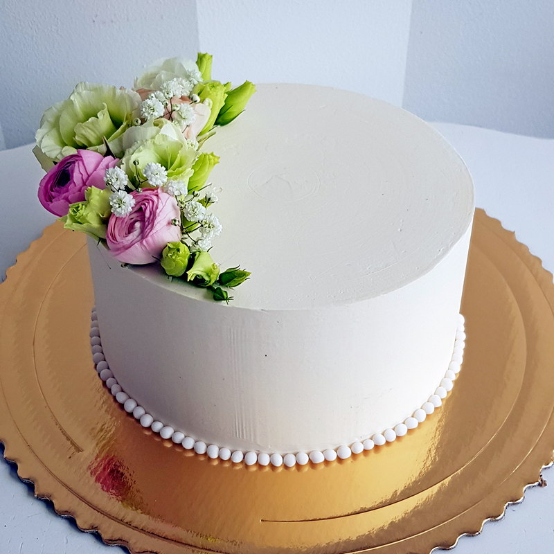 tort klasyczny z kwiatami